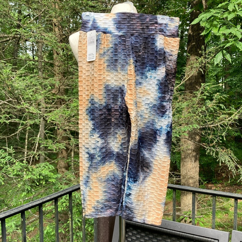 NWT Yuna Fashion tan/blue tie dye pattern pull on stretch capris sz. L/XL